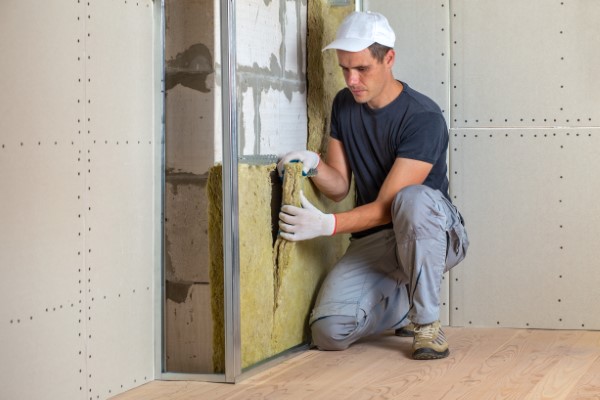 Fiberglass roving; Employee working on a construction site.